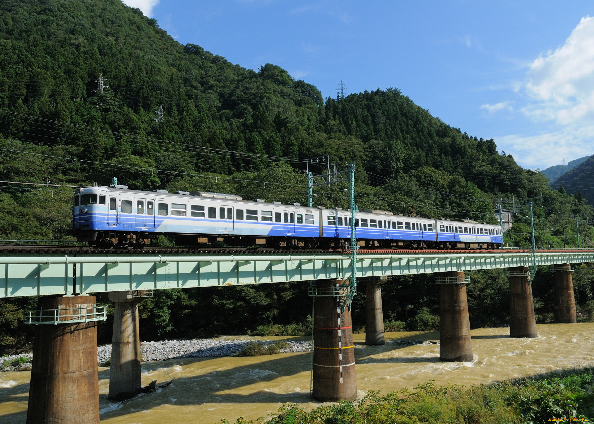 Mountain train 2. Поезд на горе. Старый поезд в горах Геленджика.